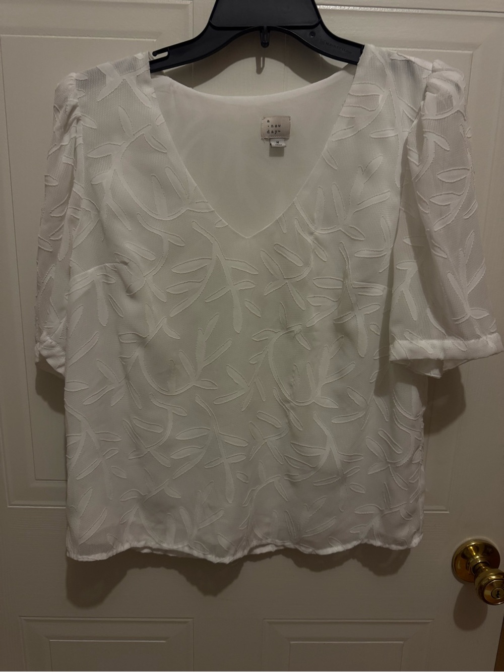 A New Day Sz M White Textured V-Neck Blouse EUC😊😊